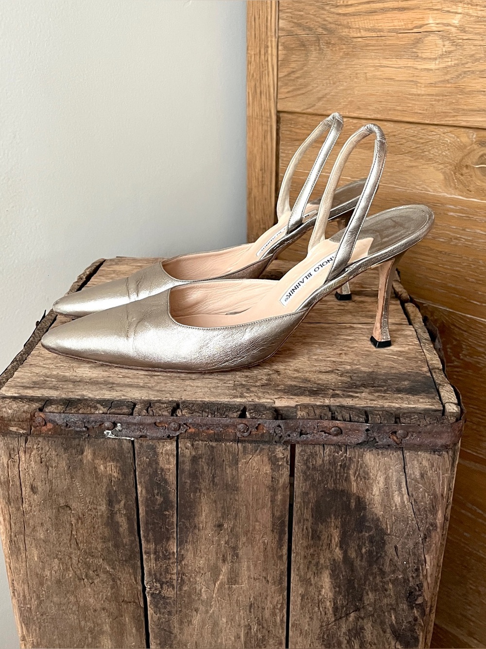 🔴SOLD🔴 Vintage Manolo Blahnik Gold Metallic Leather Carolyne Slingback Heels - Picture 3 of 13